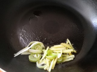 11、家庭版&酱牛肉,油热炒葱丝姜丝