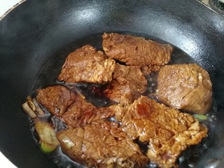 12、家庭版&酱牛肉,加调好的料汁，加烀好的牛肉在焖一会。