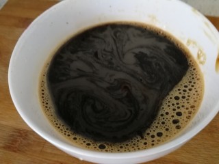 10、家庭版&酱牛肉,调一碗耗油红烧酱油的料汁，加半碗水。