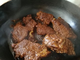 13、家庭版&酱牛肉,翻个，让牛肉更入味。
