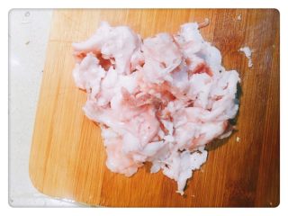 1、懒人红烧排骨(少油版),先把肋排上的肥肉,肉筋都剔下来。这是整个过程里最麻烦的工序,为了少用油,如果怕麻烦,也可以不剔...后面多放些油就好