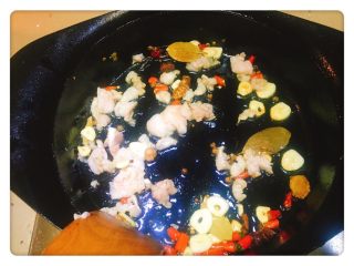 4、懒人红烧排骨(少油版),热锅热油,先放干调料进锅里爆香(对了哈,差点忘记了:通常这里应该有大葱一起的,但是我挑食????嘿嘿...)大蒜有点焦黄色时就可以把之前剔下来的肥油肥肉放进去一起爆了