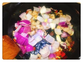 5、懒人红烧排骨(少油版),肥油们爆得比较干了,就下洋葱(个人喜欢软到没魂的洋葱,所以先下它)