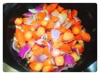 6、懒人红烧排骨(少油版),然后是胡萝卜,放一点生抽或者盐,让每一颗胡萝卜与油和调料充分拌匀