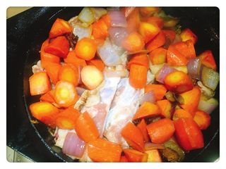 7、懒人红烧排骨(少油版),等胡萝卜烧一小会儿(2.3分钟?)就可以把排骨一块块的铺在锅底,准备的份量最好是刚刚一锅底,让肉肉充分与锅底接触,这算是整个过程中第二麻烦的地方了