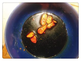 8、懒人红烧排骨(少油版),这是之前腌排骨留下的调料,再里面再加一些生抽,老抽,蚝油,花椒油和香油(看口味加糖或者是辣椒)