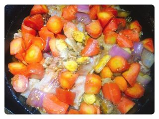 9、懒人红烧排骨(少油版),把上一步的调料拌匀,均匀地倒进锅里,加上锅盖...就可以等着了!