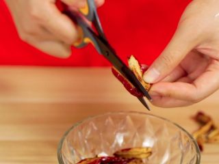 2、少奶奶最爱吃的甑（jing）糕-补血圣品,红枣剪开，去核