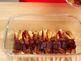 5、少奶奶最爱吃的甑（jing）糕-补血圣品,再铺上蜜枣，撒点葡萄干