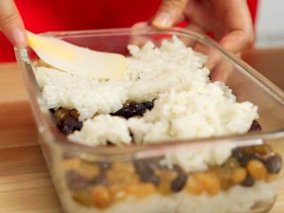 10、少奶奶最爱吃的甑（jing）糕-补血圣品,再铺上一层糯米饭（要少一点），压紧压实