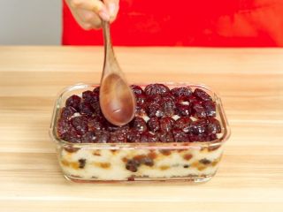 17、少奶奶最爱吃的甑（jing）糕-补血圣品,蒸好后取出，按压表面的蜜枣（蜜枣已经很酥烂，这样按压枣泥会渗透到糯米饭里面）