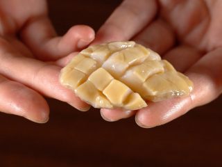 1、鲍鱼乌鸡汤,鲍鱼处理干净内脏，搓洗干净，切花刀备用。