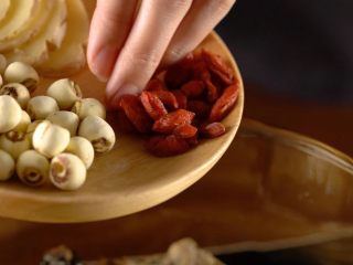 2、鲍鱼乌鸡汤,把乌鸡去头尾洗净，斩成块。