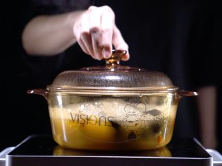 3、鲍鱼乌鸡汤,乌鸡用开水汆烫去血水，捞出温水洗净备用。