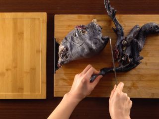 5、鲍鱼乌鸡汤,大火烧开后转小火慢煲40分钟。关火，加盐调味即可。