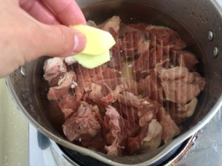 8、了不起的小番茄➕番茄土豆红烩牛肉,汤锅加适量冷水，加入牛肉两片姜片，开火