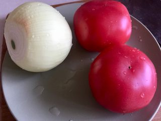 11、了不起的小番茄➕番茄土豆红烩牛肉,等待水开时可以准备其他蔬菜。洋葱去外皮，与番茄一同洗净