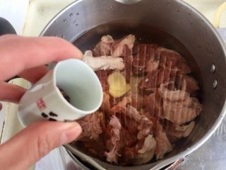 10、了不起的小番茄➕番茄土豆红烩牛肉,加入几粒花椒，不全用完喔，这个焯水只要几粒就好。等待水煮开去血末