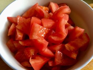 12、了不起的小番茄➕番茄土豆红烩牛肉,番茄切小块，不用怕吃不到番茄，今天需要番茄融在汤汁里最好。另外今天偷懒没有去番茄皮，也不需要担心，煮一会番茄皮会脱落浮再汤表面，再捡出就可以了