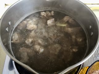 17、了不起的小番茄➕番茄土豆红烩牛肉,去除血末，汤还是很清的。今天是炖牛肉不是牛肉汤，所以阿晨才用的这个原汤，当然牛肉也要新鲜