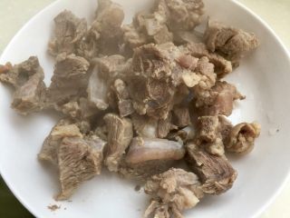 18、了不起的小番茄➕番茄土豆红烩牛肉,捞出牛肉，温水冲洗干净控水备用