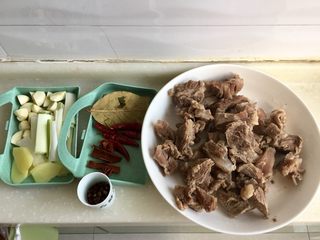 19、了不起的小番茄➕番茄土豆红烩牛肉,牛肉，葱姜蒜，香料也都准备好