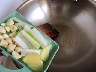 22、了不起的小番茄➕番茄土豆红烩牛肉,小火，加入姜片蒜头煸香