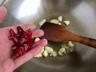 23、了不起的小番茄➕番茄土豆红烩牛肉,加入干辣椒，免得放太早辣椒糊了