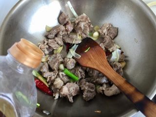 26、了不起的小番茄➕番茄土豆红烩牛肉,再淋上少许料酒，翻炒进一步去腥