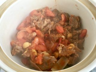 30、了不起的小番茄➕番茄土豆红烩牛肉,把翻炒好的牛肉移到砂锅中，大家可以根据家里的锅具选择，最好用砂锅、铸铁锅、珐琅锅……炖出来比直接用炒锅炖的香