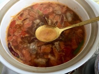 33、了不起的小番茄➕番茄土豆红烩牛肉,转小火，汤中可能还有少许浮末，可以用勺子撇去