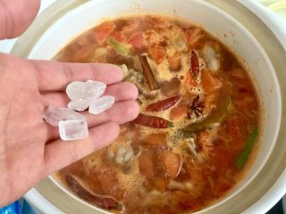 34、了不起的小番茄➕番茄土豆红烩牛肉,加四五颗冰糖，搅拌让冰糖融化