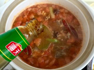 35、了不起的小番茄➕番茄土豆红烩牛肉,加入一勺蚝油，不是加入老干妈的勺子，是比它大的一个陶瓷勺子