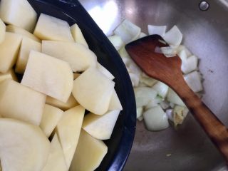 40、了不起的小番茄➕番茄土豆红烩牛肉,洋葱推一边，再加入土豆，把土豆表面煎一下，也可以多放点油先炸下土豆更好吃，不过为了健康着想，还是少放油煎土豆吧