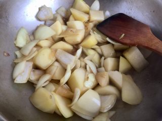 43、了不起的小番茄➕番茄土豆红烩牛肉,稍微炖煮五分钟，让土豆有个基味