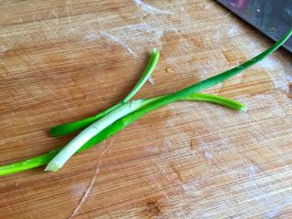 47、了不起的小番茄➕番茄土豆红烩牛肉,小葱葱绿一根，择好洗净