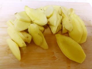 2、姜汁软糖,生姜切成片。