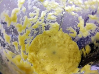 3、姜汁软糖,把切成片的姜片放到料理机加50克的清水打成姜汁。