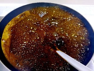 8、姜汁软糖,熬到红糖完全融化。