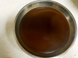 11、姜汁软糖,蒸好出炉，然后把蒸好的姜汁软糖用保鲜膜包好放到冰箱冷冻一个小时。