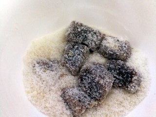 14、姜汁软糖,再放到椰蓉里滚一下。