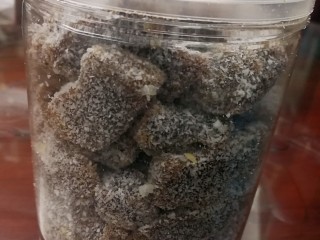 18、姜汁软糖,装罐，密封，随时拿来吃，冬日的晚上看电视的时候，一口一块，驱寒暖胃，满足感满满的。大家快快动手吧！