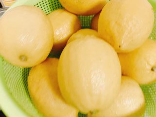 1、蜂蜜冰糖柠檬,柠檬用盐搓洗干净，控干水