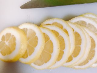 3、蜂蜜冰糖柠檬,柠檬切片去籽，