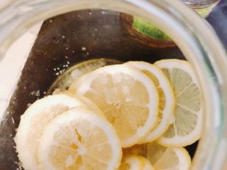 4、蜂蜜冰糖柠檬,按一层冰糖，一层柠檬，一层蜂蜜的顺序放入密封罐