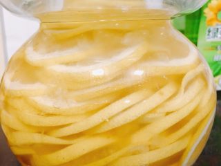 5、蜂蜜冰糖柠檬,腌制好的放冰箱冷藏3天后就可以食用了