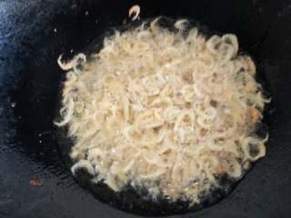 2、西葫芦饺子#健康美颜餐#,锅中入油,油热后放入虾皮炸出香味都倒入成馅的盆中