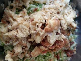 3、西葫芦饺子#健康美颜餐#,鸡蛋打入碗中炒熟后也倒入盆中,放入盐,麻油和匀