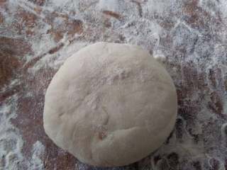 4、西葫芦饺子#健康美颜餐#,面粉用温水和成软硬适中的面团