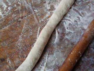 5、西葫芦饺子#健康美颜餐#,将面团揉成条状